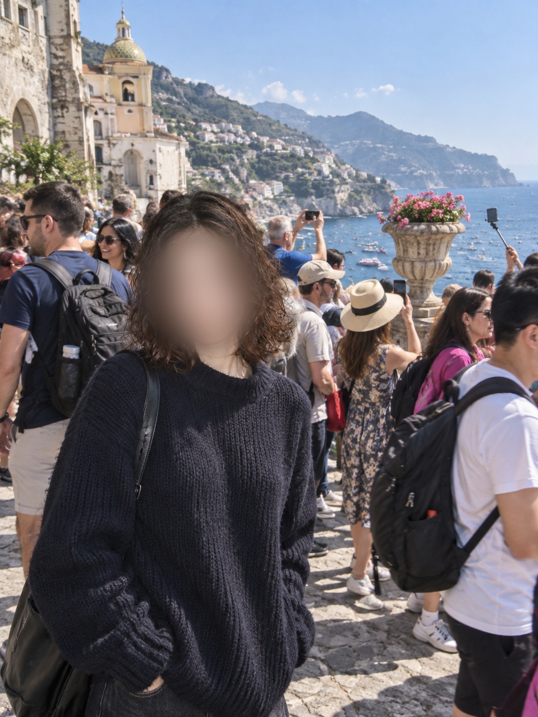 编辑前:热门景点旅拍原图,背景游客路人众多、杂乱抢镜。