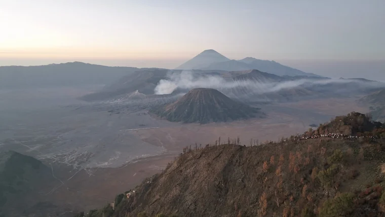 第一次 · 布罗莫火山群｜云海、冒白烟的坑口与条纹山锥