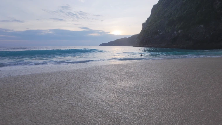 第三次 · 下到精灵海滩后，从沙滩望向海浪与夕阳。