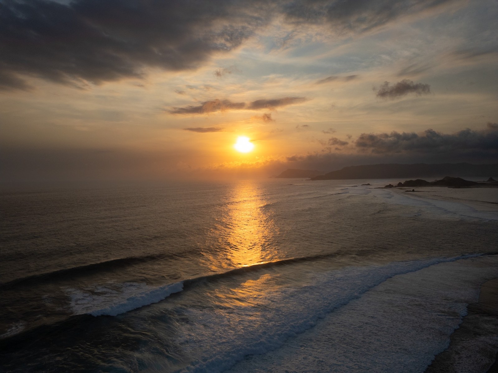 第二次 · 龙目岛海岸日落，具体海湾未命名