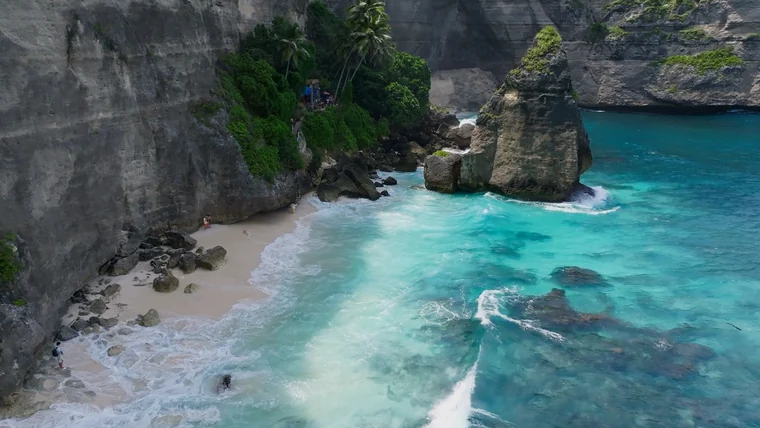 第三次 · 钻石海滩／无人机航拍：沿海滩近距离斜看尖锥石、碎浪、白崖与近侧棕榈，明显不同于主图高视角。