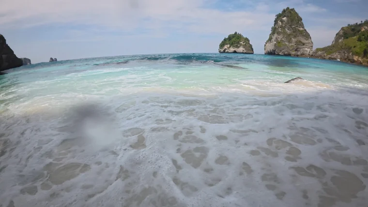 第三次 · 已经到了钻石海滩：站在浪边，尖锥形海蚀柱就在眼前。