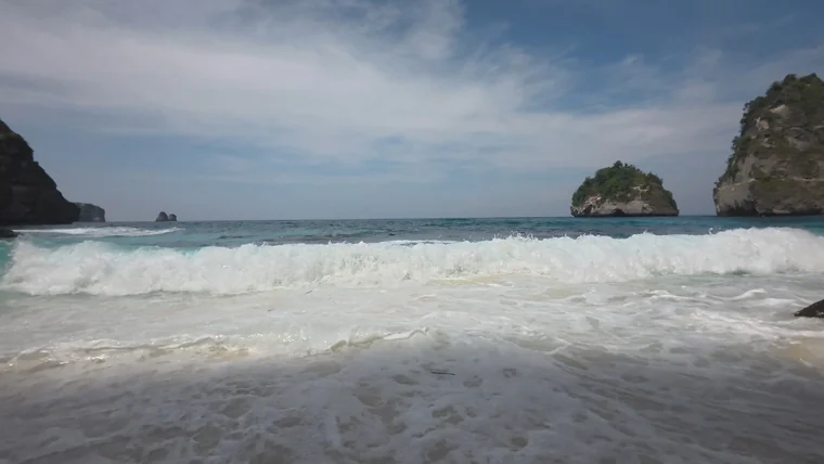 第三次 · 钻石海滩岸边浪花（Action 慢动作原片节选）。