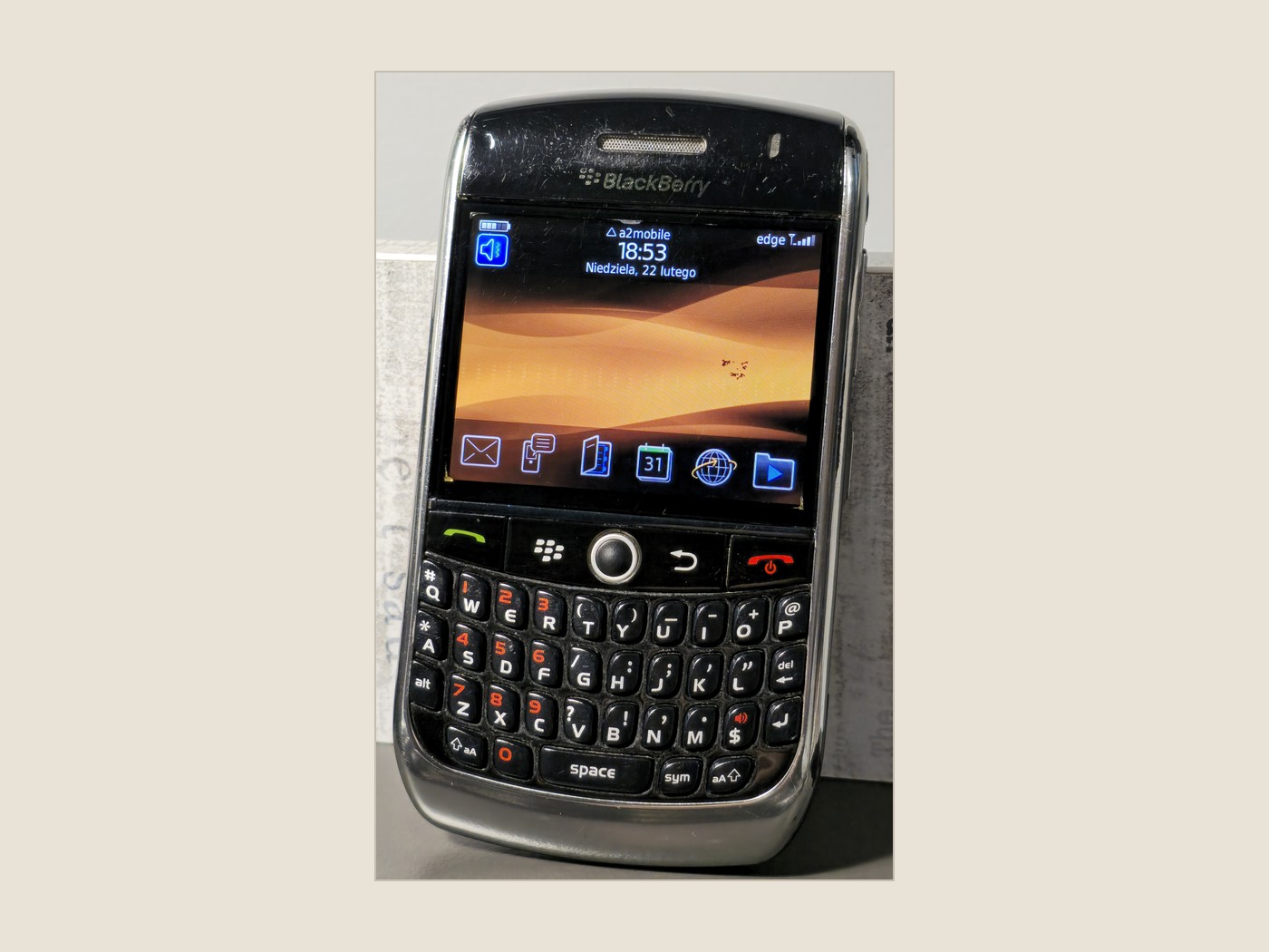 BlackBerry 手机正面：小屏幕加整块物理全键盘