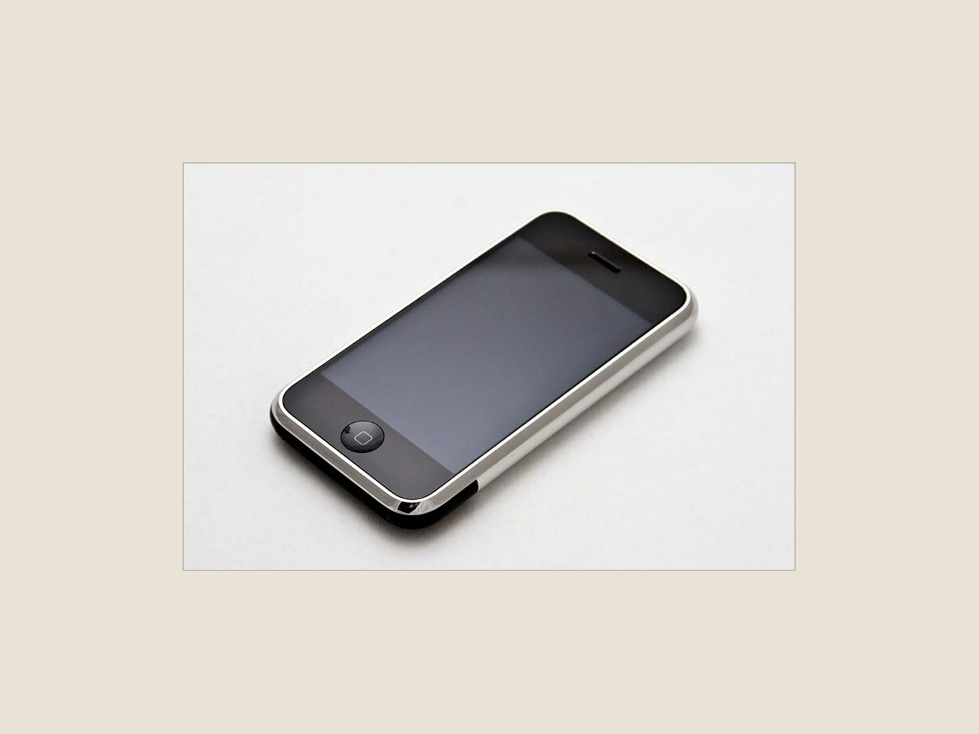 第一代 iPhone 正面：整面触摸屏，只有一个圆形 Home 键